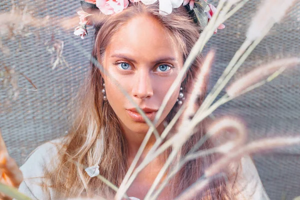 Bela Jovem Mulher Usando Grinalda Com Flores Livre Retrato — Fotografia de Stock