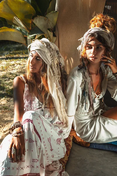Δύο Όμορφη Νεαρή Γυναίκα Καλοκαιρινά Φορέματα Εξωτερικούς Χώρους Στο Ηλιοβασίλεμα — Φωτογραφία Αρχείου