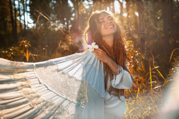 Bela Jovem Mulher Vestido Branco Livre Fechar Pôr Sol — Fotografia de Stock