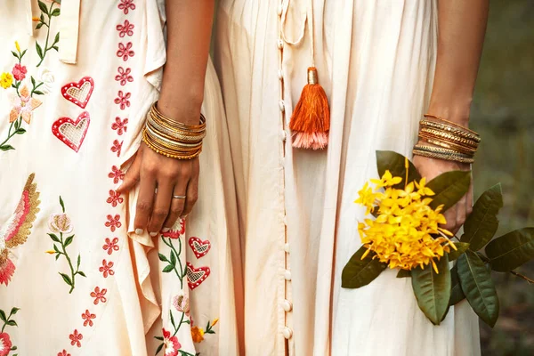 Close Duas Belas Jovens Vestidos Verão Livre Pôr Sol — Fotografia de Stock