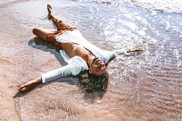 Knappe Jongeman Die Plezier Heeft Het Water Tropisch Strand — Stockfoto