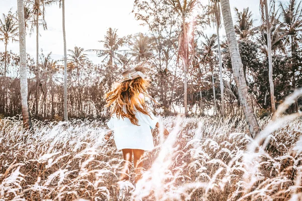 Wanita Muda Cantik Ceria Mengenakan Topi Lapangan — Stok Foto