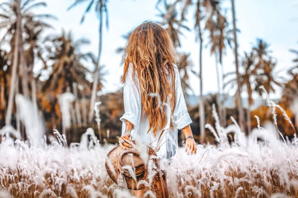 Bela Jovem Mulher Alegre Usando Chapéu Campo — Fotografia de Stock