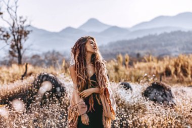 Gün batımında sahada genç ve güzel bir kadın.