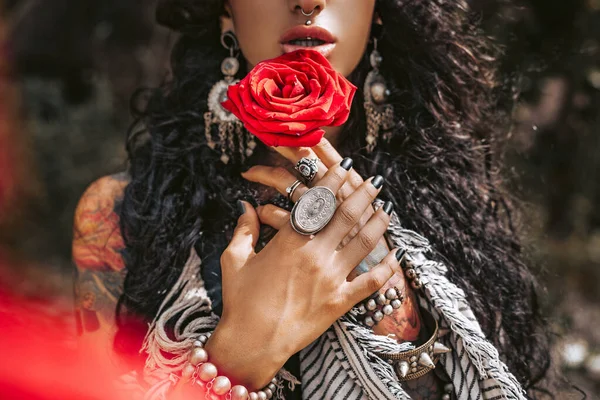 Krásná Mladá Cikánský Styl Žena Červenou Růží Venku — Stock fotografie
