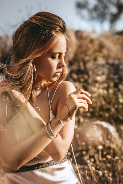 Bela Jovem Mulher Elegante Posando Campo Pôr Sol Close Retrato — Fotografia de Stock