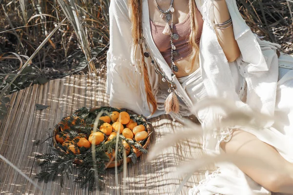 Bela Jovem Elegante Com Frutas Piquenique Campo Perto — Fotografia de Stock