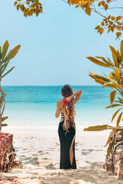 Bela Jovem Mulher Moda Vestido Preto Posando Praia — Fotografia de Stock