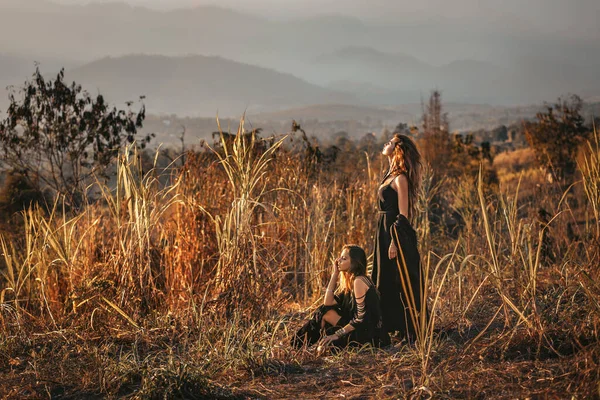 Twee Mooie Jonge Stijlvolle Vrouw Het Veld Bij Zonsondergang — Stockfoto