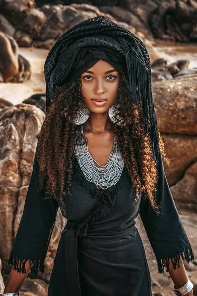 Belle Jeune Femme Tribale Avec Port Turban Extérieur Portrait — Photo