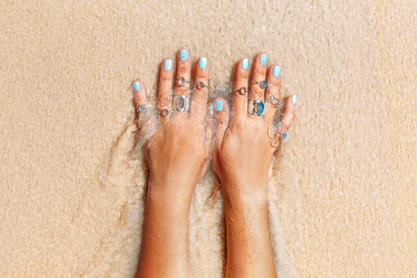 Mooie Jonge Vrouw Hand Met Veel Ringen Zee Kust Achtergrond — Stockfoto