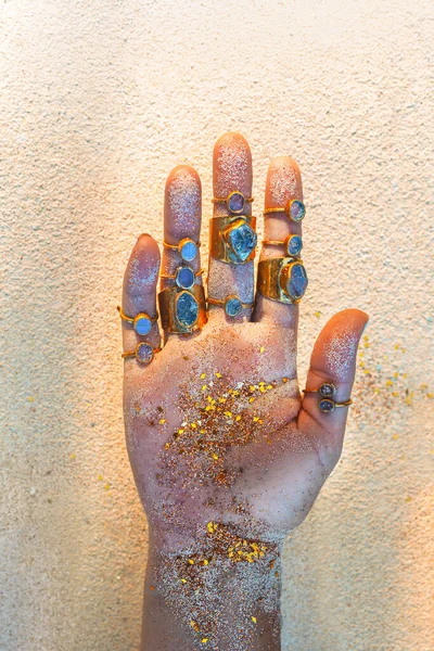 Bela Jovem Mão Com Muitos Anéis Costa Mar Fundo Perto — Fotografia de Stock