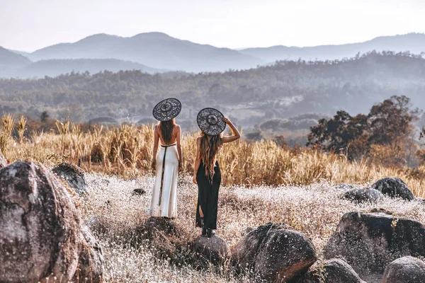 Duas Bela Jovem Mulher Vestidos Elegantes Campo Pôr Sol — Fotografia de Stock