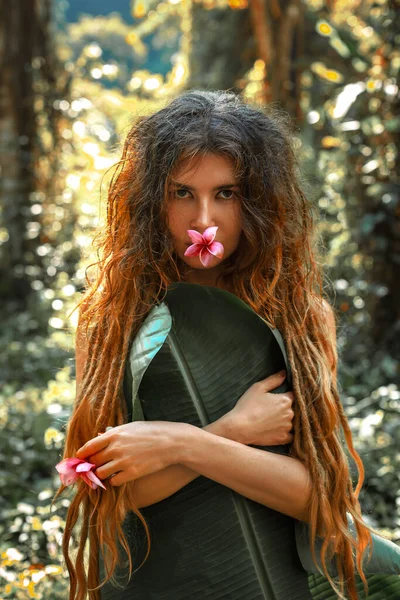 Mooi Jong Sexy Naakt Vrouw Bedek Haar Lichaam Met Palm — Stockfoto