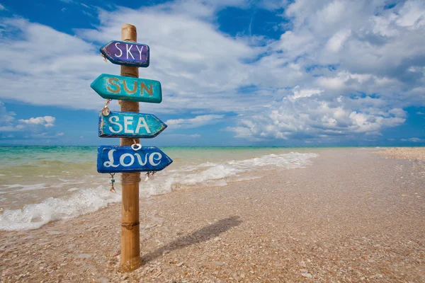 Wegwijzer op het strand — Stockfoto