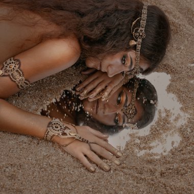 Güzel kız etnik takı ve ayna kumla kaplı