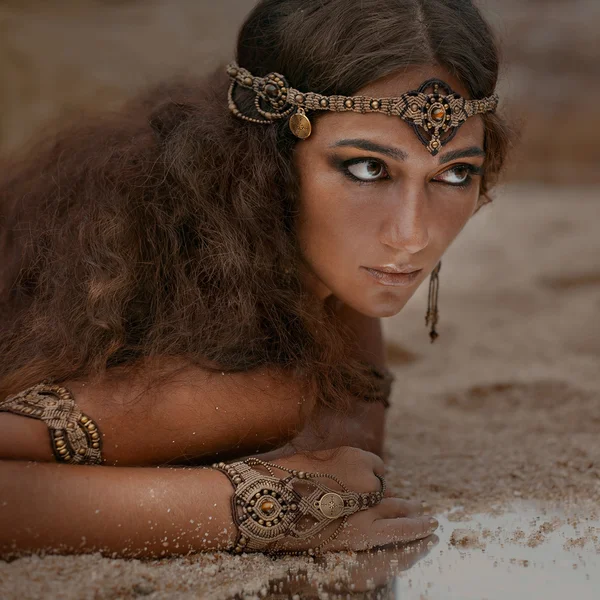 Güzel kız etnik takı ve ayna kumla kaplı