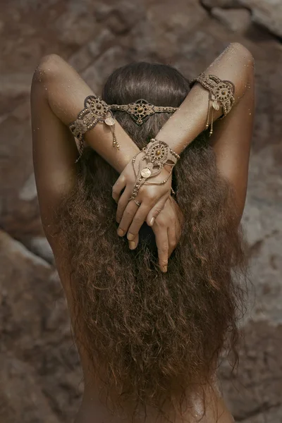 Etnik takı güzel kız. Arkadan Görünüm