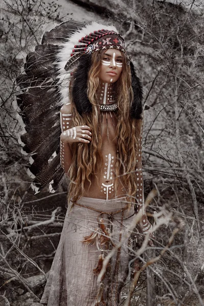 Indian woman hunter — Stock Photo, Image