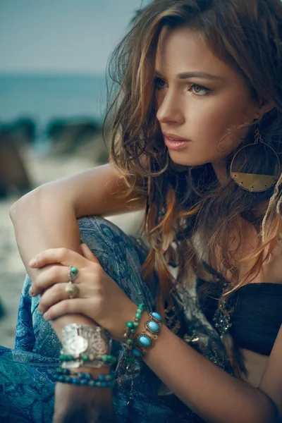 Kabile tarzı kız taş buzlu