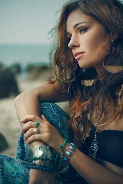 Kabile tarzı kız taş buzlu