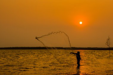 Sabahın erken saatlerinde geleneksel aracını kullanarak Balık tutma.
