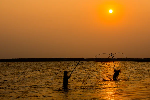 Pêche en utilisant l'outil traditionnel tôt le matin . — Photo