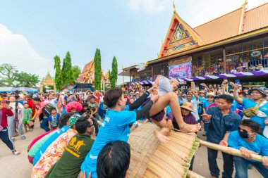 Chaiyaphum, Tayland - 12 Mayıs 2019: Tayland Chaiyaphum, Tayland 'daki Budist tapınağında papazlığa atanmadan önce şiddetli bir şekilde sarsılan Budist öncülüğünün geçidi