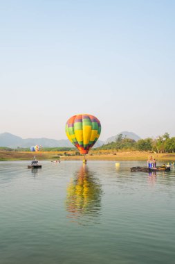 Chiangrai, Tayland - 15 Şubat 2019: Teknede, Tayland 'ın Chiangrai kentindeki Singha parkında 2019 Uluslararası Balon Festivali' nin tadını çıkaran pek çok kişi tanımlanamadı