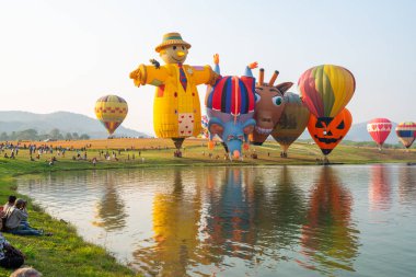 Chiangrai, Tayland - 15 Şubat 2019: Uluslararası Balon Festivali 2019 'da Chiangrai, Tayland' daki Singha parkında eğlenen tanımlanamayan kalabalık