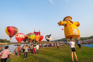 Chiangrai, Tayland - 15 Şubat 2019: Uluslararası Balon Festivali 2019 'da Chiangrai, Tayland' daki Singha parkında eğlenen pek çok kişi tanımlanamadı