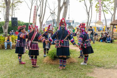 Chiangrai, Tayland - 16 Şubat 2019: Siyah ve kırmızı geleneksel kostüm giyen güzel tepe kızları Singha Uluslararası Balon Festivali 2019, Tayland