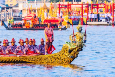 Bangkok, Tayland - 12 Aralık 2019: Tayland 'ın Bangkok kentindeki Chaophraya nehrinde Kral Rama X' in taç giyme töreni vesilesiyle geleneksel Büyük Kraliyet Mavna Geçidi