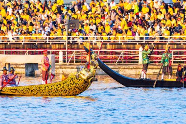Bangkok, Tayland - 12 Aralık 2019: Tayland 'ın Bangkok kentindeki Chaophraya nehrinde Kral Rama X' in taç giyme töreni vesilesiyle geleneksel Büyük Kraliyet Mavna Geçidi