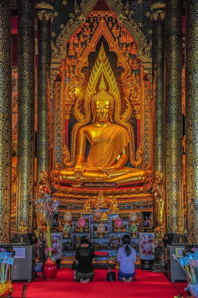 Mujeres delante de Buddha Image — Foto de Stock