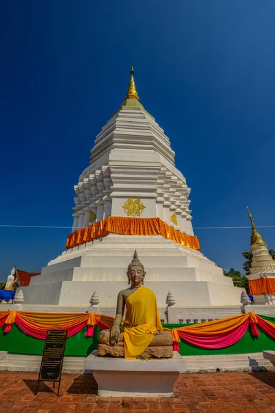 Traditionelle weiße Pagode mit buddhistischem Hintergrund — Stockfoto