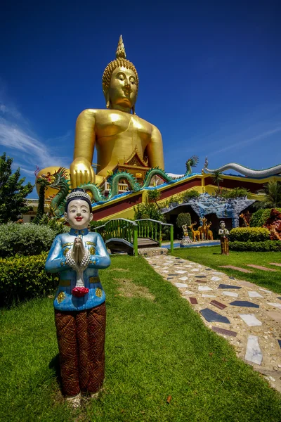 Grande immagine di Buddha con la statua del ragazzo di benvenuto — Foto Stock