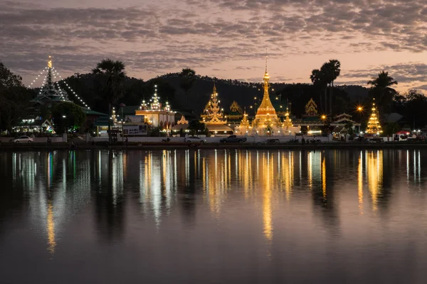 WAT Chong Kham ve Wat Chong Klang tapınaklar