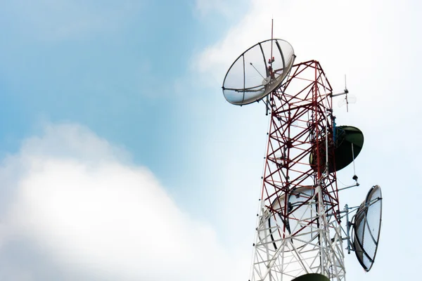 Věž komunikace satelitní antény Stock Obrázky