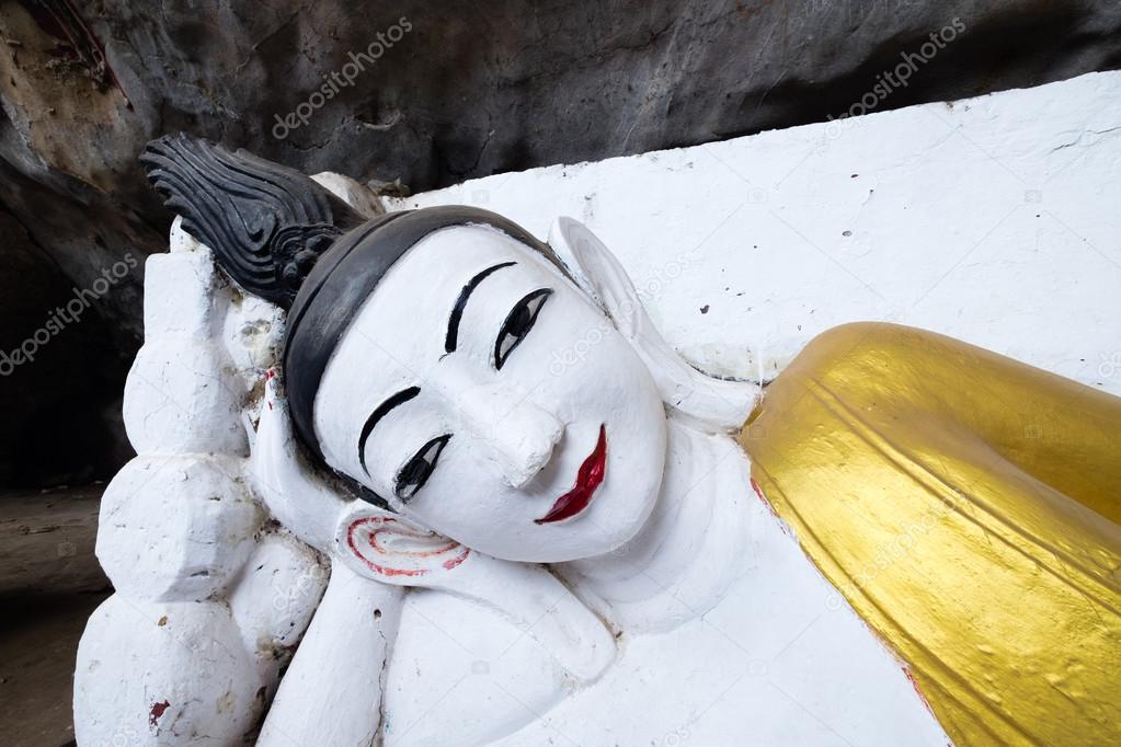 Kaw Goon Reclining Buddha