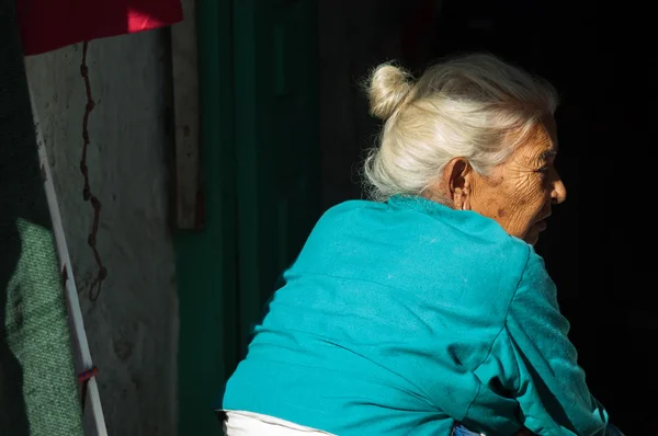 Yaşlı Nepal kadın