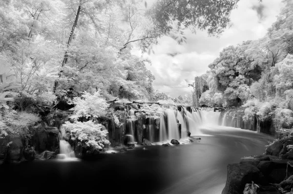 Kızılötesi Tad Pha Suam şelale 