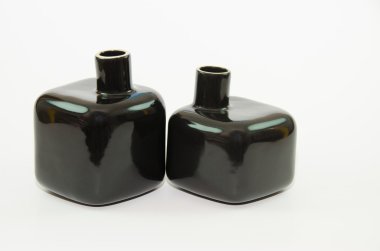 İki siyah şişe.