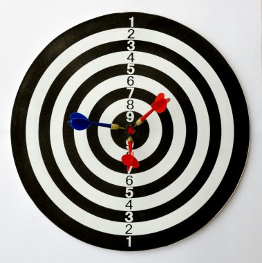 Bir bullseye üzerinde üç ok.