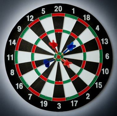 Bir bullseye üzerinde dört Dart.