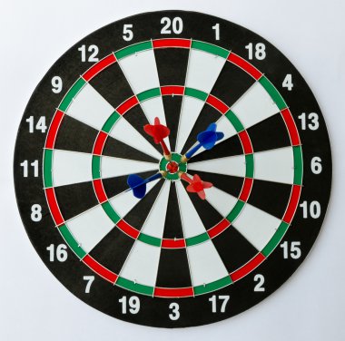 Bir bullseye üzerinde dört Dart.