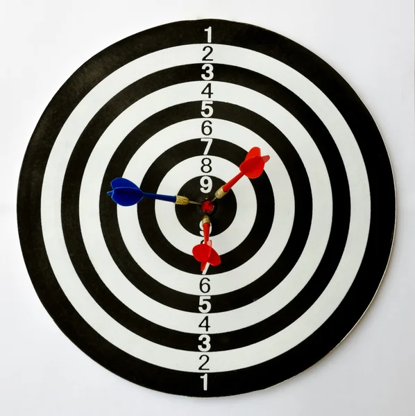 Drie darts op een bullseye. — Stockfoto