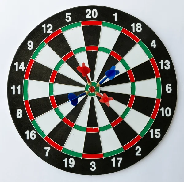 Vier Darten op een bullseye. — Stockfoto