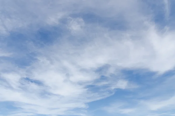 Wolken en blauwe lucht. — Stockfoto