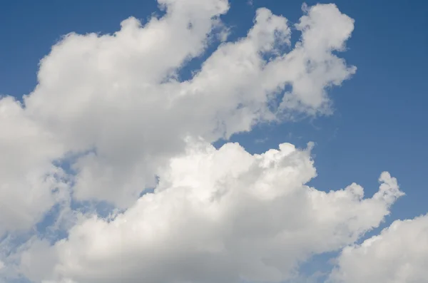 Wolken en blauwe lucht. — Stockfoto